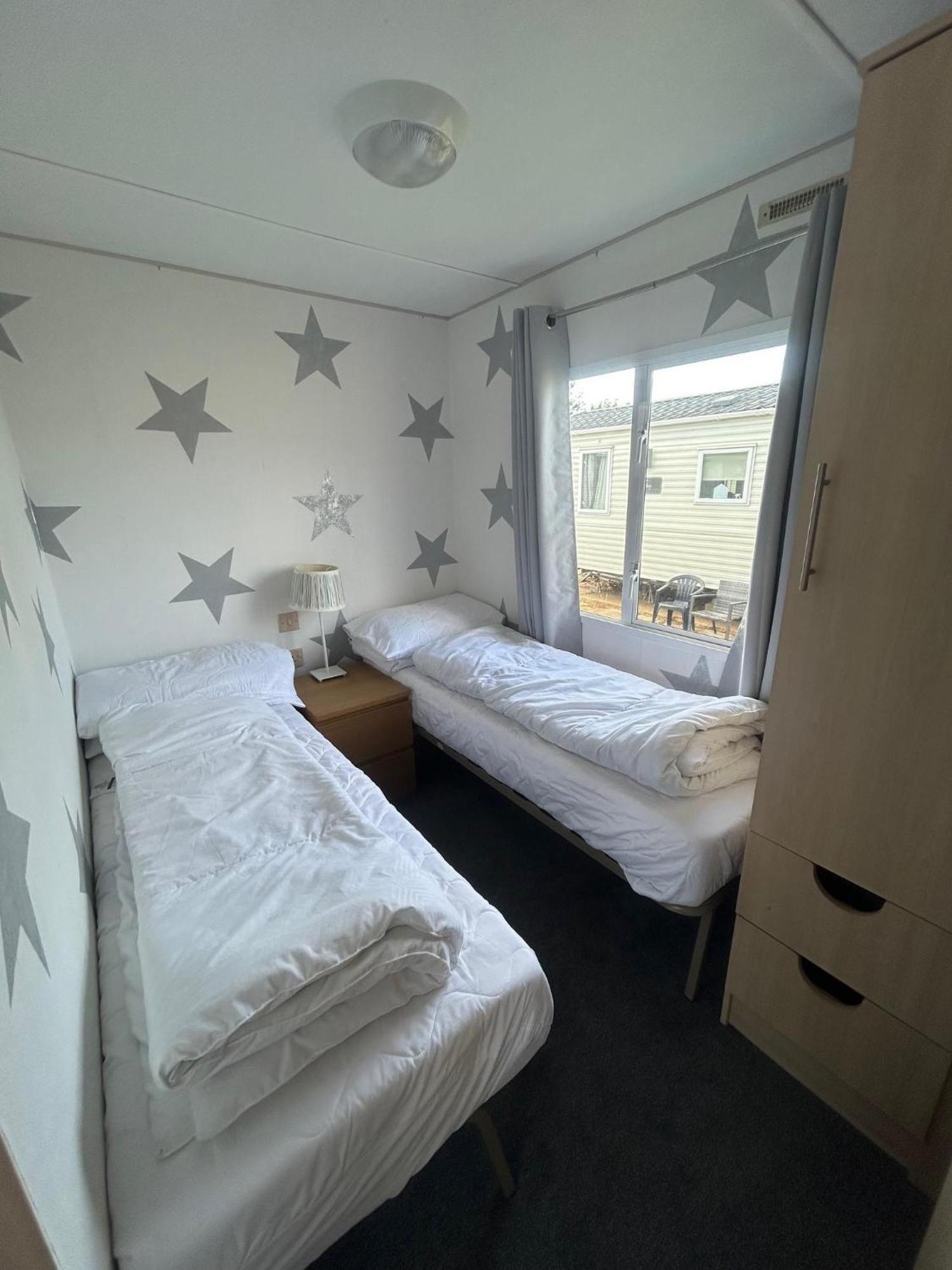 6 Berth Caravan For Hire By The Beach In Heacham, Norfolk Ref 21038C Eksteriør billede